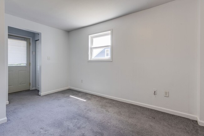 Building Photo - 2823 Cobden St