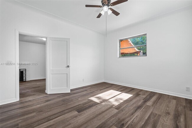 Building Photo - 201 S Biscayne River Dr