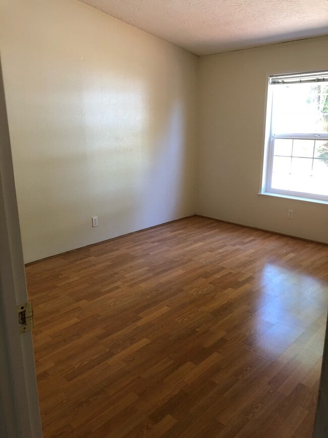 Building Photo - Spacious 3 bedroom home