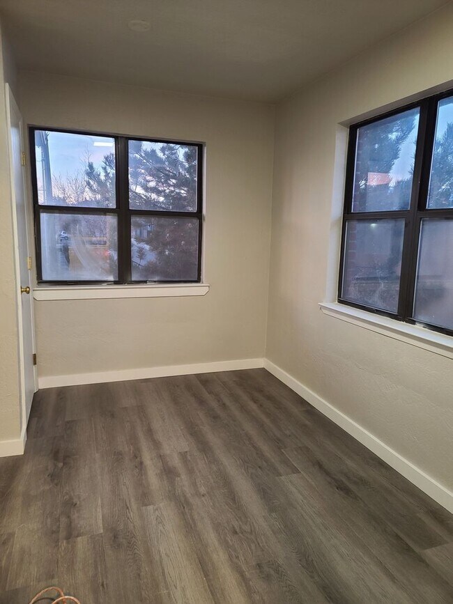 Building Photo - 2 bedroom 1 bath upstairs unit.
