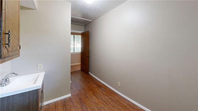 Building Photo - 1275 N Gregg Ave