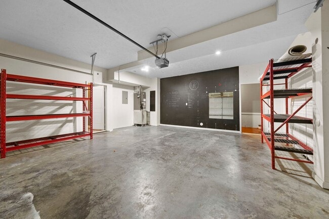 Building Photo - Pet Friendly Five Bedroom with Basement!