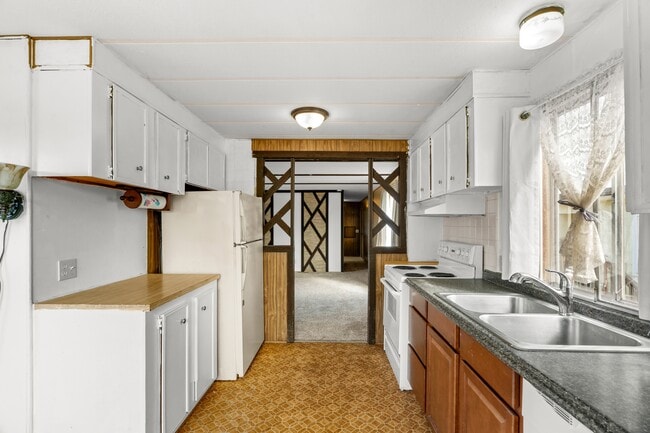 Building Photo - 110 W Veterans Ave