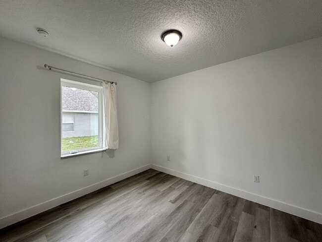 Building Photo - SHARING A BEAUTIFUL LARGE HOME