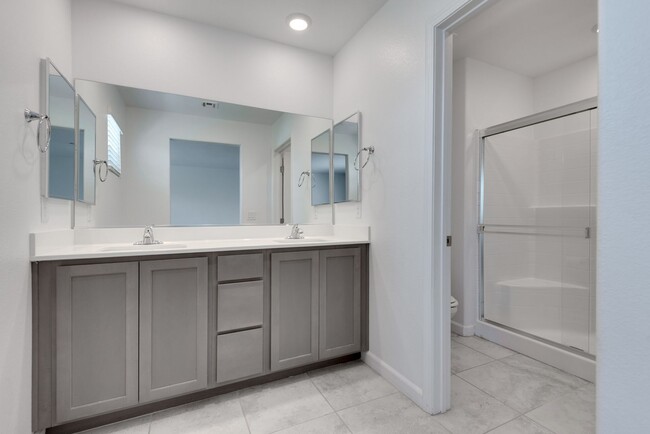 Building Photo - Modern 3-Bedroom Townhome in Gated Community