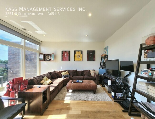 Building Photo - Newer Construction Prime Southport Corrido...