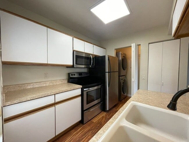 Building Photo - Updated 1 bedroom / 1 bath Condo with Amenities!