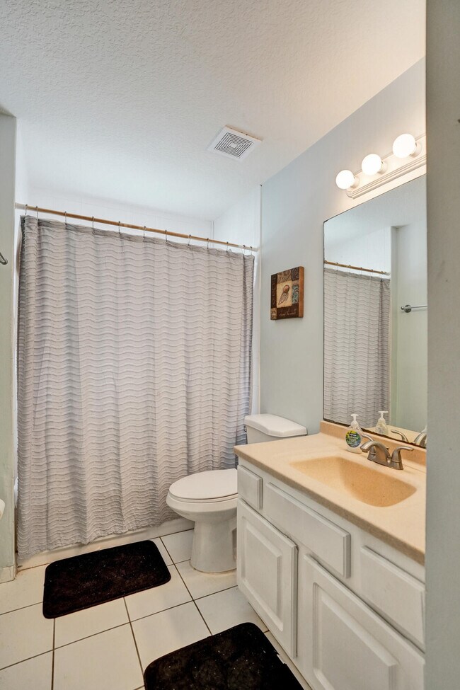 Building Photo - 1095 Miami Blvd