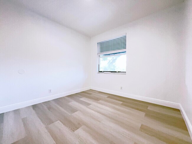 Building Photo - 549 Racquet Club Rd
