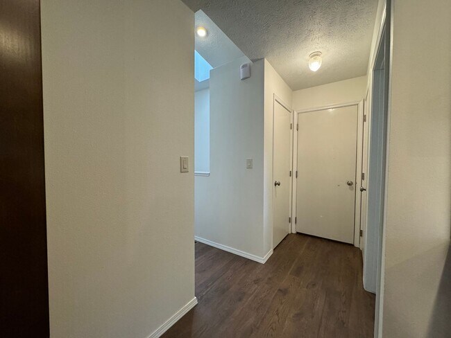Building Photo - Delightful 2 Bed, 2 Bath Duplex near River...