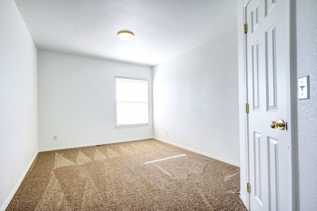 Building Photo - Metzler Ranch single family 4b/3b huge gar...
