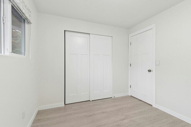 Building Photo - 4bd/2.5ba Bellevue Home