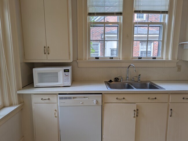 Building Photo - 1007 Wildwood Ave