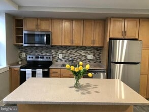 Building Photo - 212 Oakwood St SE