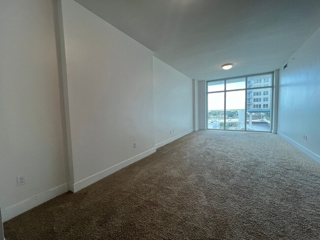 Building Photo - Freshly Painted Upscale 2/1 Condo in amazi...