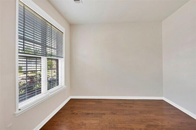 Building Photo - 440 Bayswater Way