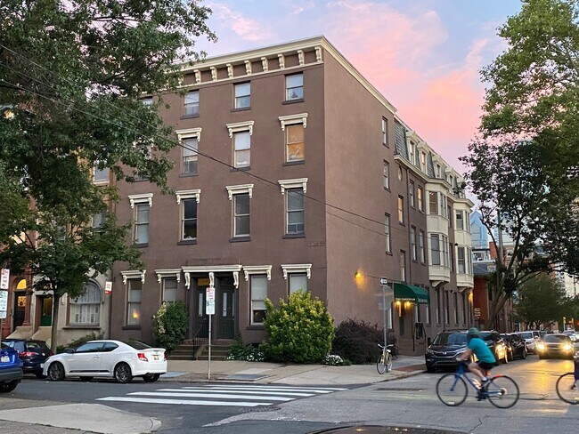 Building Photo - Spacious 2BR/1.5BTH w/ HW Floors, New Kitc...