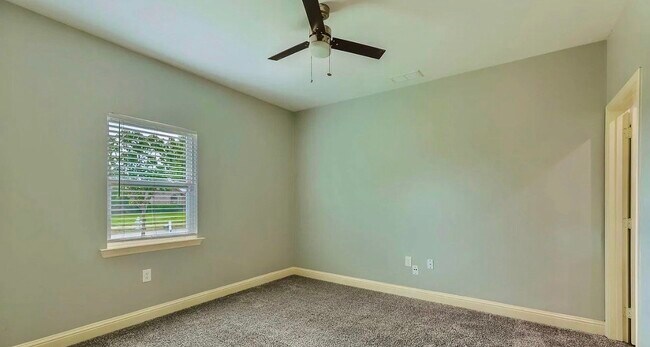 Building Photo - MOVE IN READY