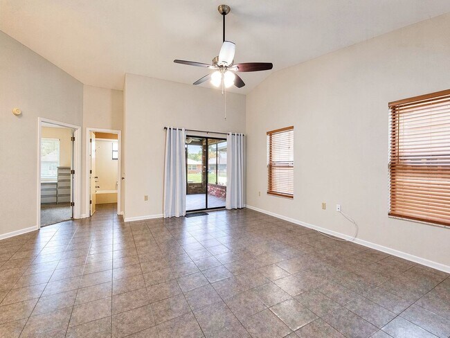 Building Photo - 614 Lake Carolyn Cir