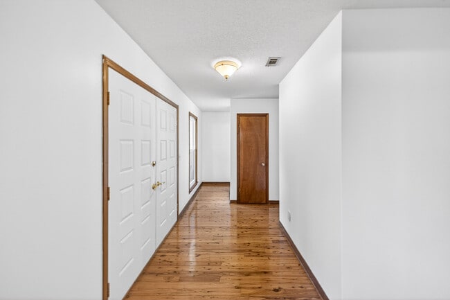 Building Photo - 1140 Troon Dr E