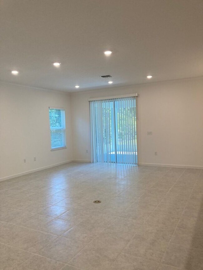 Building Photo - Like New 3 bedroom + den with French doors, screened in porch and Fenced yard and much more...