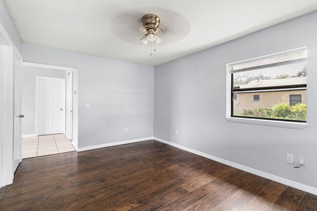 Building Photo - Cute 2 bedroom 1 bathroom Single Family House great location!