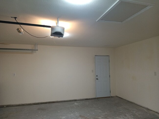 Building Photo - Stylish and Pet-Friendly 3-Bedroom Home in...