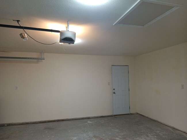 Building Photo - Stylish, Secure, and Pet-Friendly 3-Bedroo...