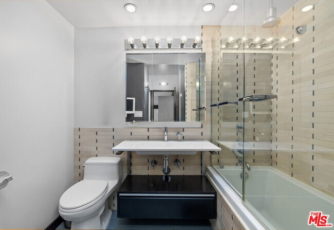 Building Photo - 999 N Doheny Dr
