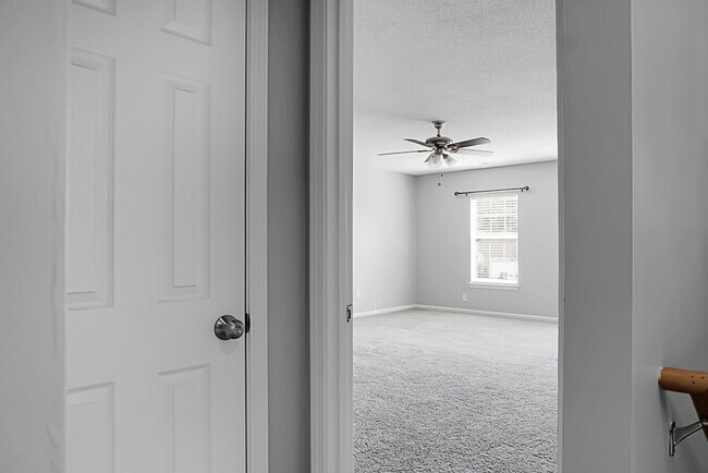 Building Photo - Spacious 2 Story, 4 BR, 2.5 BA, 2 Car Gara...