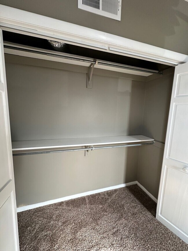 Building Photo - 820 York St