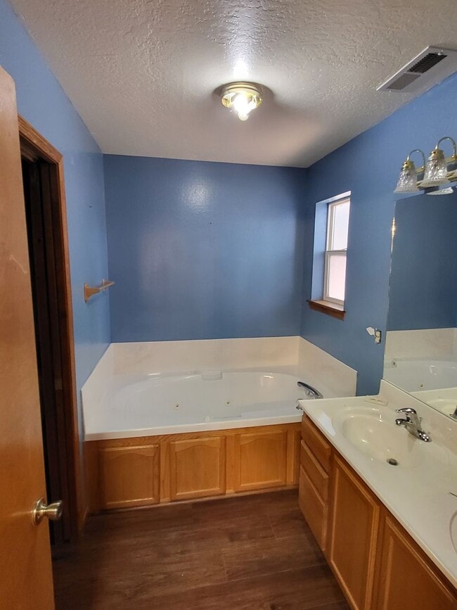 Building Photo - Bright Spacious Kachina Village Home!