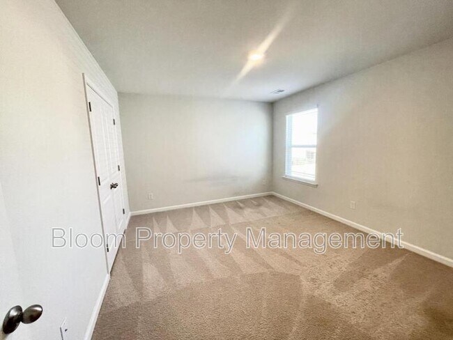 Building Photo - 216 North Light Way