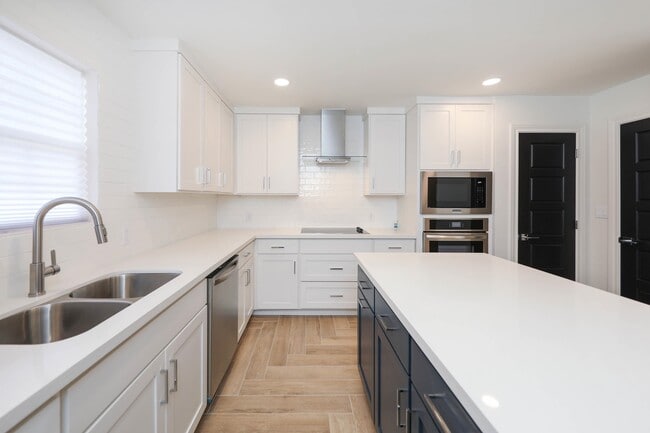Building Photo - 102 Belaire Dr