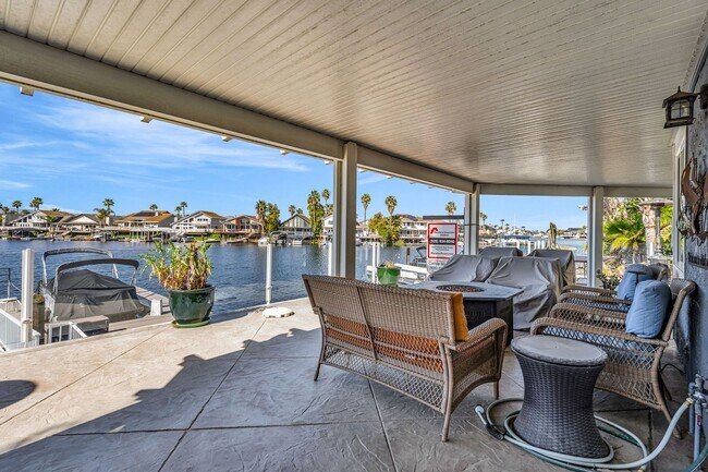 Building Photo - INCREDIBLE LOCATION... END OF CUL DE SAC WITH OVER 100 FEET ON WATER... MARVELOUS DOCK AND DECK W...