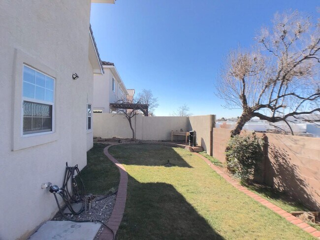 Building Photo - Stunning 4 bedroom in La Cueva area. Spacious layout. Refrigerated air! Extra Space!