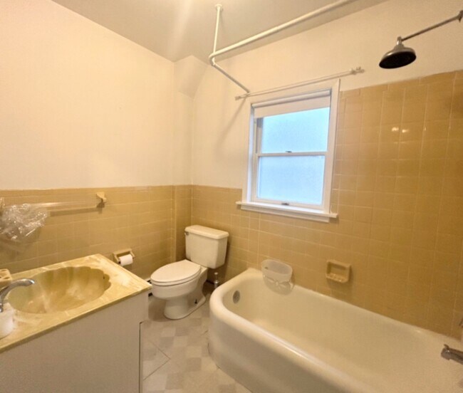 Building Photo - Charming & Airy 2 Bedroom Apartment