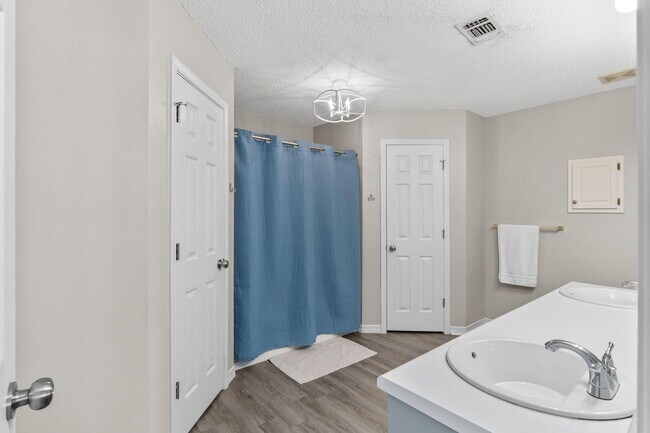 Building Photo - 7613 Marthas Way