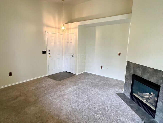 Building Photo - 3928 Riviera Grove