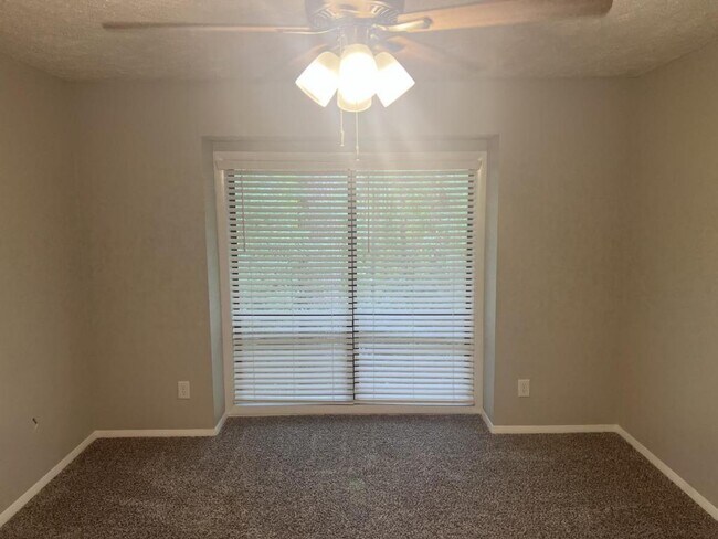 Building Photo - 1904 Tryon Dr