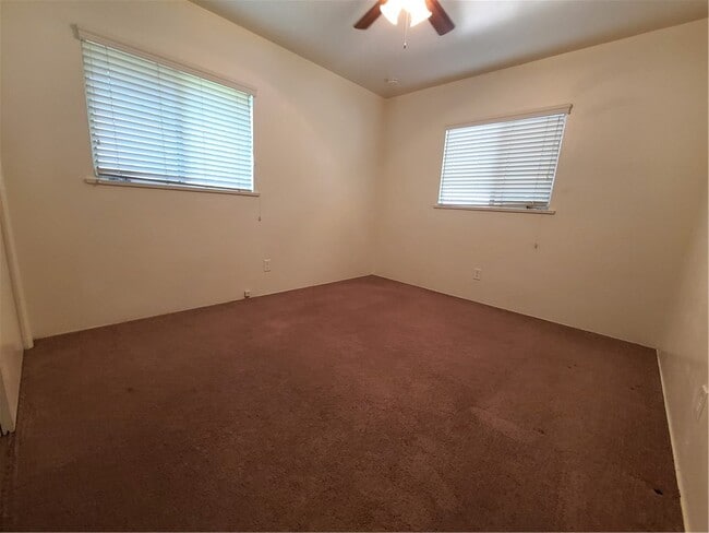 Building Photo - 310 La Paloma St
