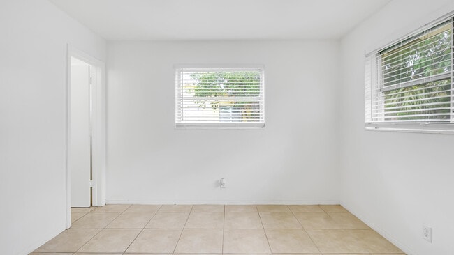 Building Photo - 711 SE 15th St