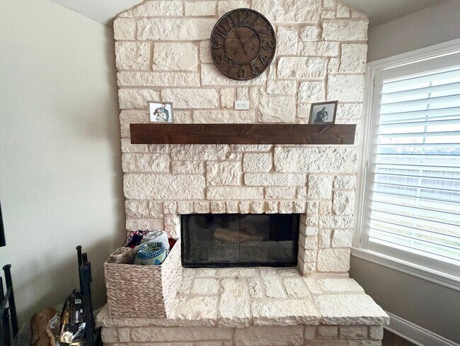 Building Photo - Beautiful 4 Bedroom Rental with Garage & Outdoor Living Space