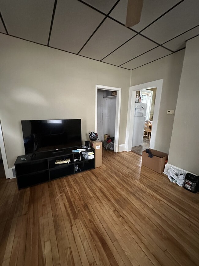 Building Photo - Awesome 3 bedroom 1 bath - available for J...