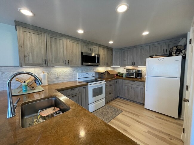 Building Photo - Two Bedroom + Loft/Two Bathroom Napili Tow...