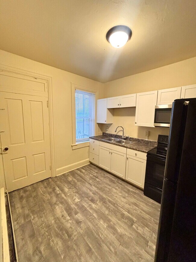 Building Photo - 690 Columbia Ave