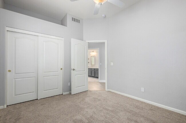 Building Photo - Arabian Views 4 bed 2 bath with pool