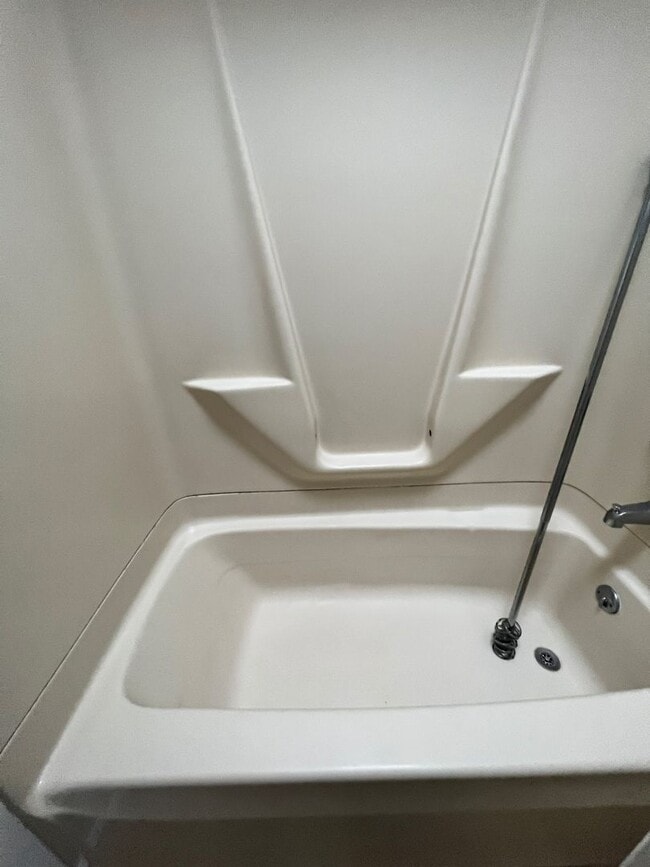 Building Photo - Classic 3 Bedroom with Washer/Dryer | Ches...