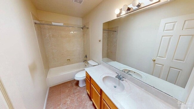 Building Photo - Centrally located 3 bed 3 bath home.