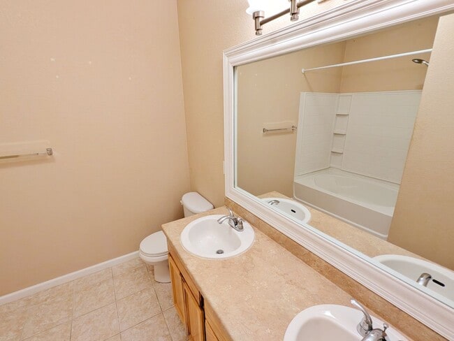 Building Photo - 2 Bedroom 2 Bath 2 Car Garage Condo in Braodmore Area